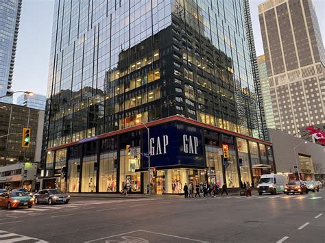 THE NEW FLAGSHIP STORE IN TORONTO 